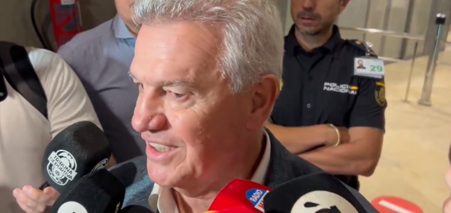 Javier Aguirre llega a València: 