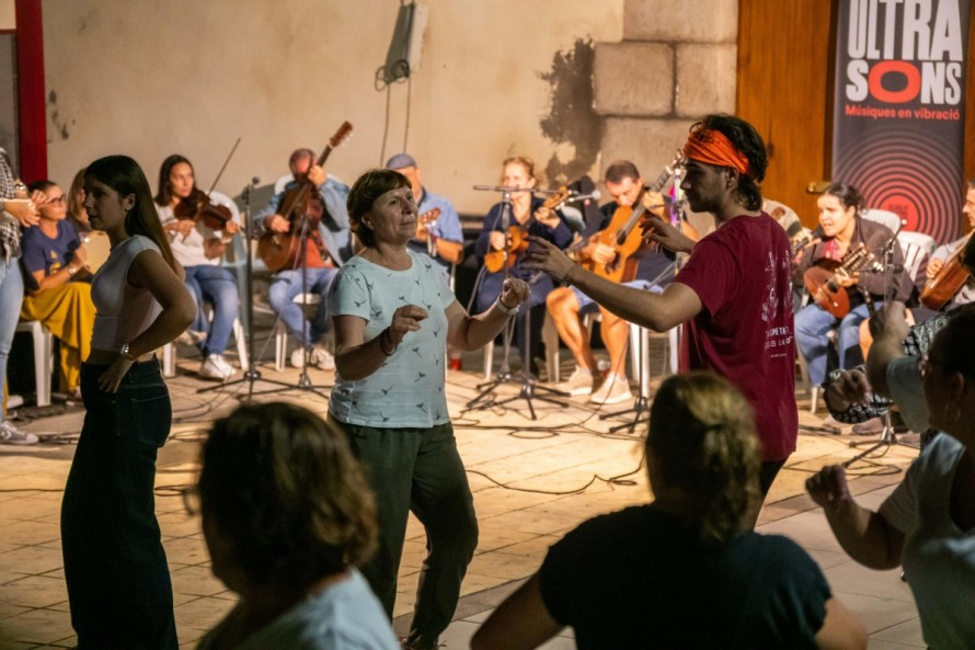 Música, folclore, gigantes, danzas y múltiples actividades: l'Alcora impulsa un 9 d'Octubre cultural