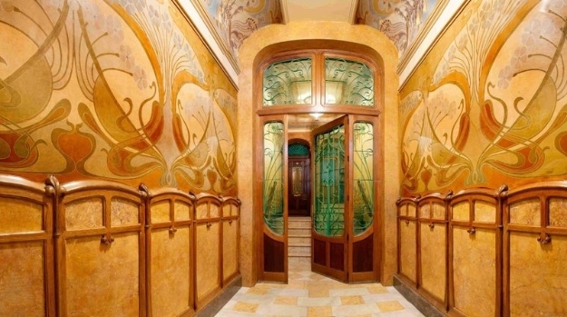 Zaguán de uno de los edificios modernistas en Alcoy, la Casa Laporta.