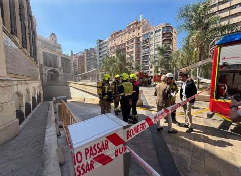  Desalojan el Mercado Central de València tras un incendio en el sótano
