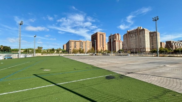 El Ayuntamiento de València renueva el césped artificial de los campos de rugby y fútbol del polideportivo Quatre Carreres con una inversión de 515.000€