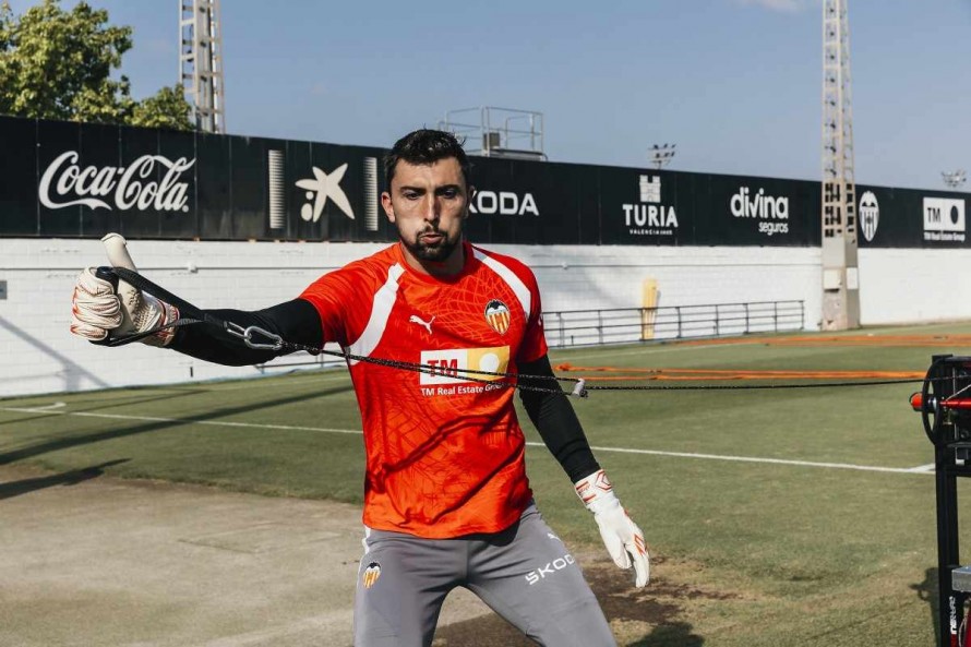 Aguirre dirige su primer entrenamiento al frente del Valencia en Paterna