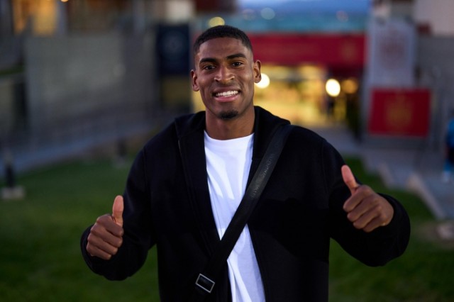 El futbolista del Arsenal Cristhian Mosquera se entrena en Paterna