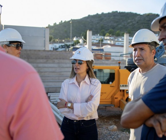 La Vall d'Uixó avanza con las obras del nuevo polideportivo con el montaje de la estructura del techo