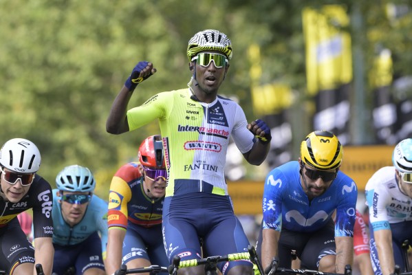 El eritreo Girmay aventaja a Gaviria en el primer 
