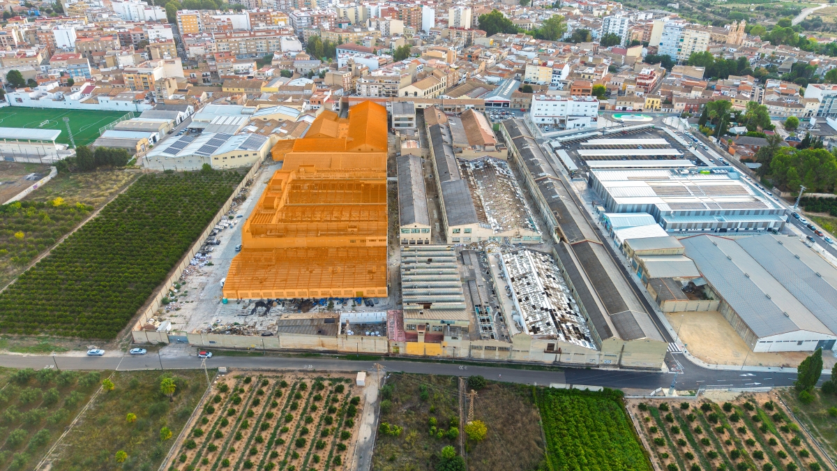 Naves de la fábrica que comenzarán a demolerse primero. - Foto: ELISEO PLA RAMÍREZ Naves de la fábrica que comenzarán a demolerse primero.