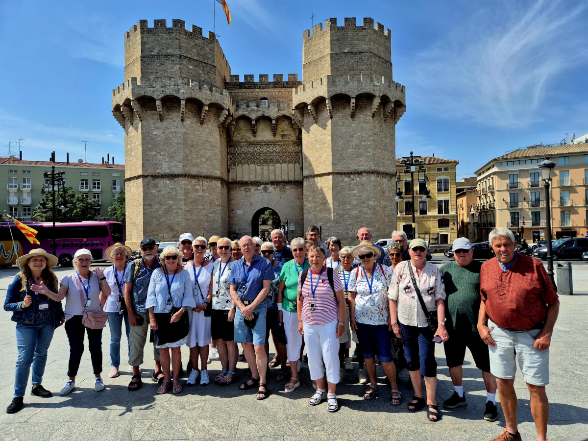 Eva Martínez con un grupo durante una visita a las Torres de Serranos - Foto: EVA MARTÍNEZ Eva Martínez con un grupo durante una visita a las Torres de Serranos