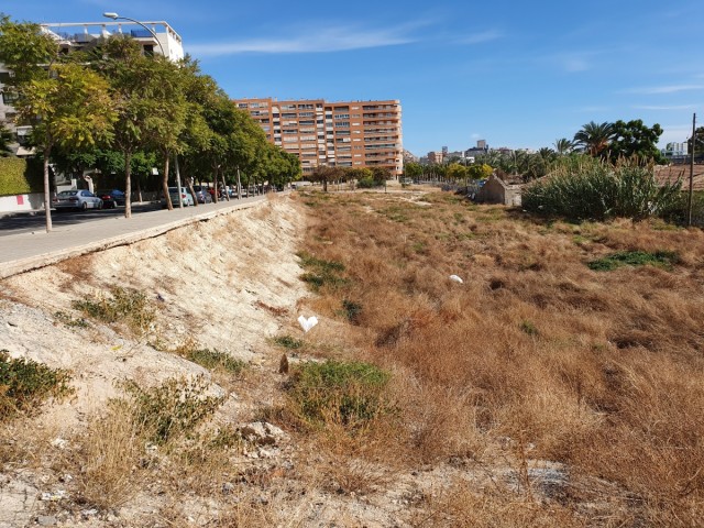 Vecinos del Parque del Mar instan a actuar frente a los solares vacíos de Alicante