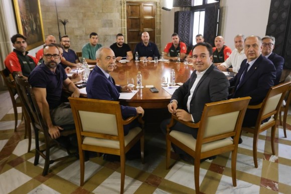 Pérez Llorca anuncia un acuerdo con los bomberos forestales por valor de 15,4 millones de euros para mejorar su salario y reforzar la plantilla