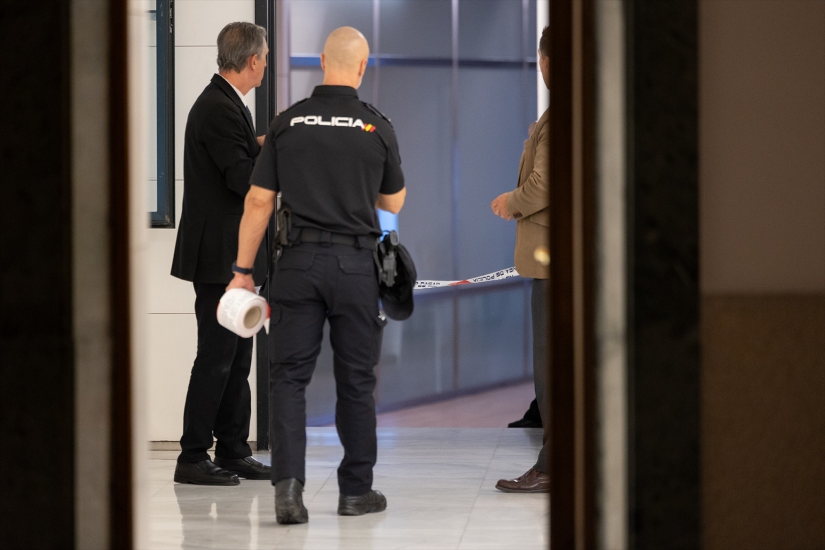 Desalojan una zona del Congreso por el efecto de un bote de gas pimienta. - Foto: JESÚS HELLÍN / EP Desalojan una zona del Congreso por el efecto de un bote de gas pimienta.