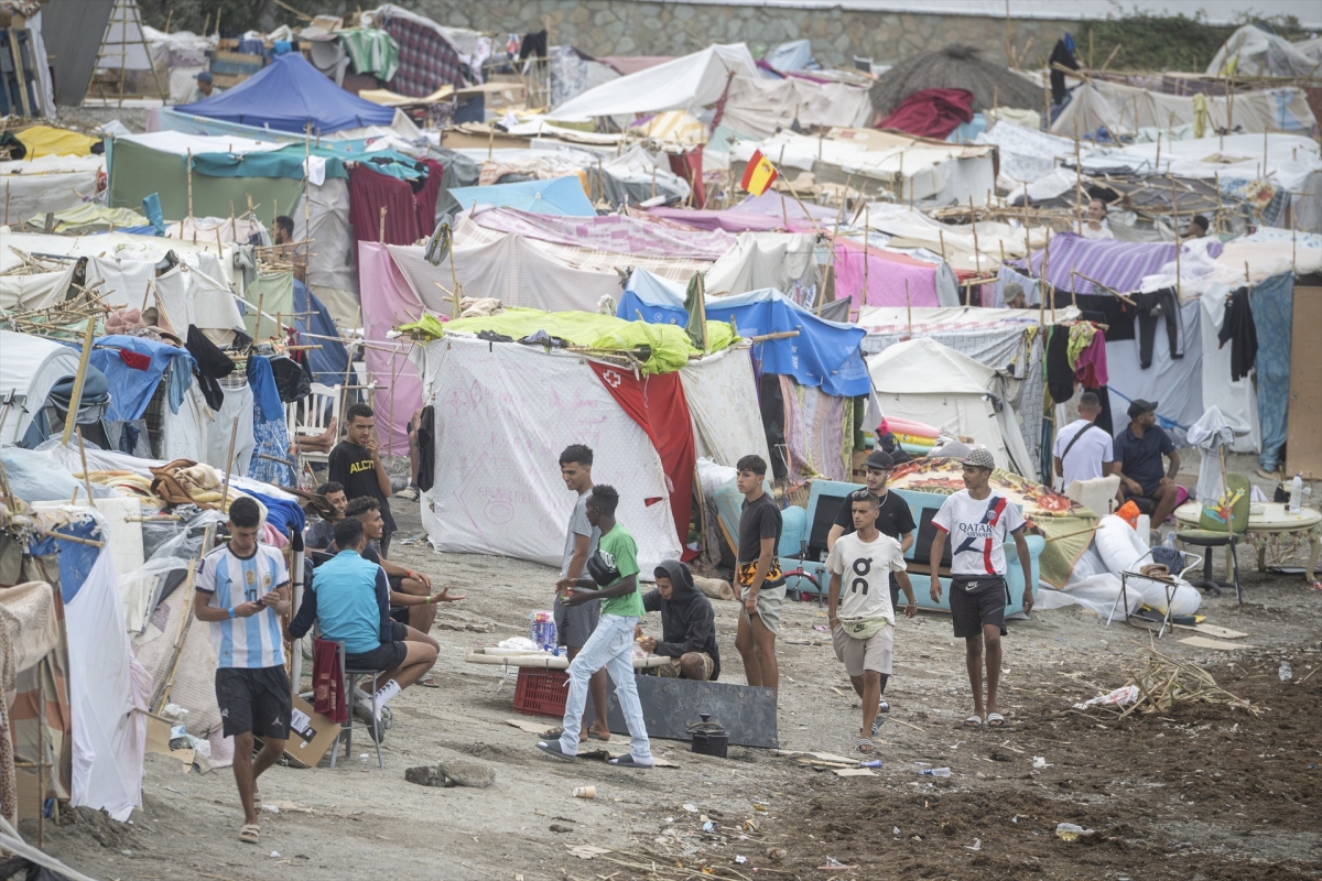 Varios migrantes acampados en la playa de Benítez, en Ceuta. - Foto: MARCOS MORENO / EP Varios migrantes acampados en la playa de Benítez, en Ceuta.
