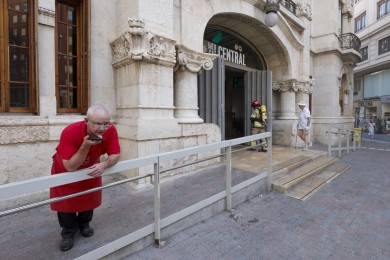 Reabre el Mercado Central de València tras el incendio, con 45 paradas sin luz al inicio