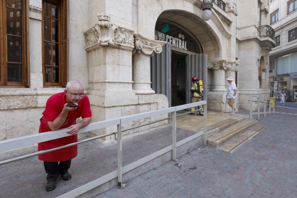 Reabre el Mercado Central de València tras el incendio, con 45 paradas sin luz al inicio