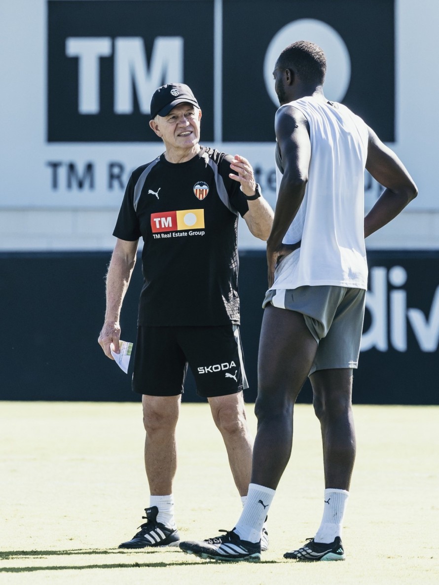 Javier Aguirre dirige su segundo entrenamiento con Diakhaby en el inicio