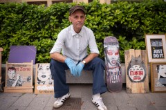 Enrique, el viñetista que saca su arte a la calle
