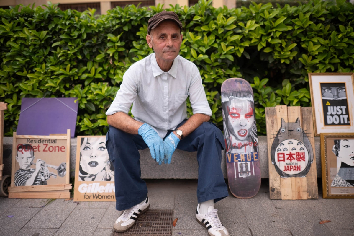 Enrique, el viñetista que saca su arte a la calle