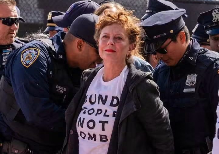 La actriz Susan Sarandon, tras ser detenida por participar en la protesta.