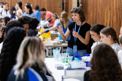 Isabial acerca la investigación biomédica a estudiantes y ciudadanos de Alicante