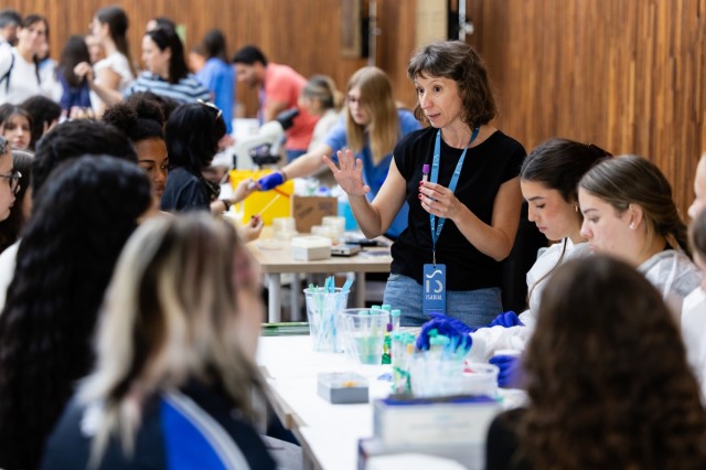 Isabial acerca la investigación biomédica a estudiantes y ciudadanos de Alicante