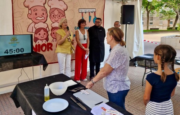 Abuelos y nietos se baten entre fogones en Castelló: doce parejas pasan a la final de Senior Chef