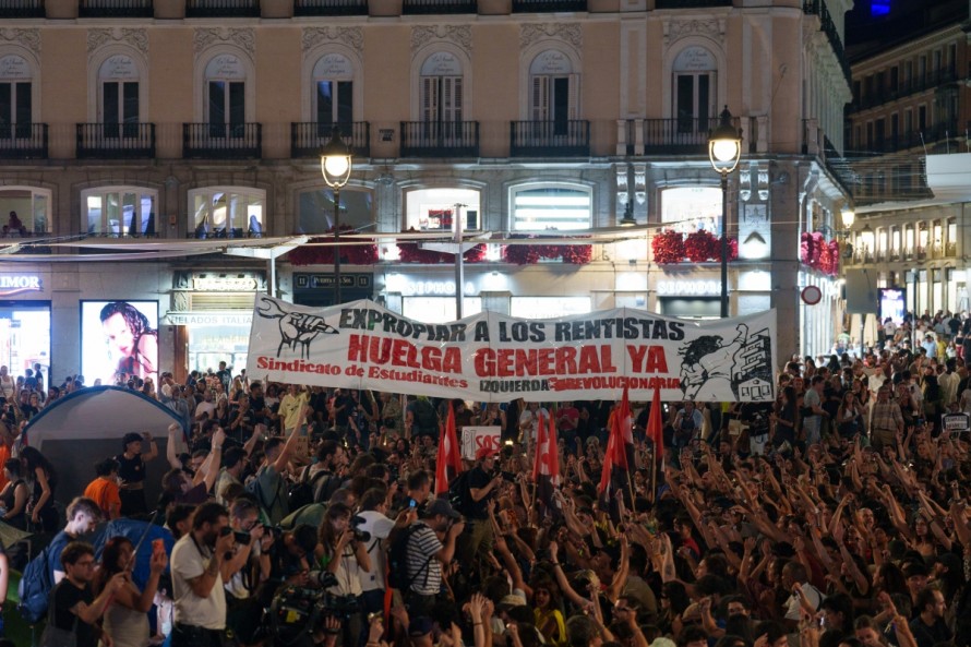 Acampada en la Puerta del Sol tras la marcha por la vivienda para exigir la aprobación del 'decreto Maricarmen'