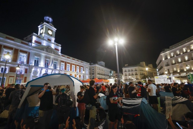 Acampada en la Puerta del Sol tras la marcha por la vivienda para exigir la aprobación del 'decreto Maricarmen'