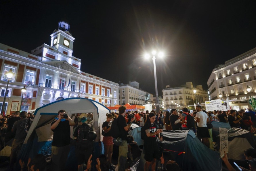 Acampada en la Puerta del Sol tras la marcha por la vivienda para exigir la aprobación del 'decreto Maricarmen'