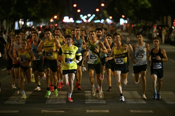 La gran noche del running valenciano corona a Pablo Alba y Beatriz Álvarez en la 15K Nocturna Valencia Gana Energía