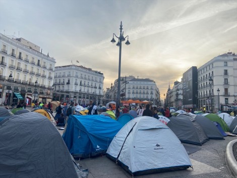 Unas 500 personas amanecen en la Puerta del Sol de Madrid tras acampar para exigir el 'decreto Maricarmen'