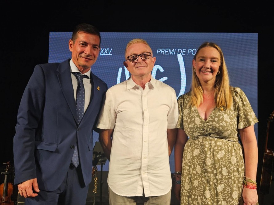 Manel Pitarch reivindica la poesía como memoria y compromiso al recoger el Premi Vicent Andrés Estellés