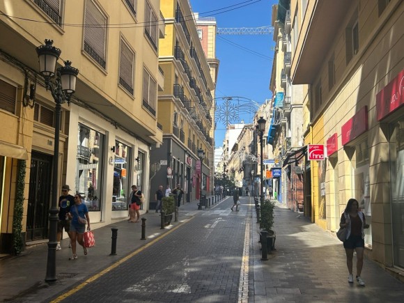 Alicante adjudica por 9,6 millones las luces de la calle, edificios municipales y colegios 