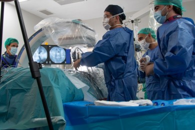 El Hospital de Dénia retransmite en directo dos operaciones de columna durante un congreso nacional