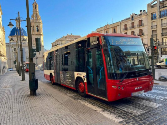 Los bonos del autobús urbano en Alcoy seguirán costando la mitad hasta final de año  