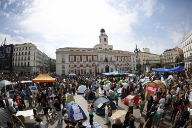 Los acampados en Sol se preparan para su segunda noche: 