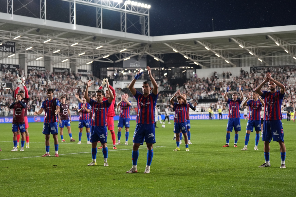 Los futbolistas del CD Eldense agradecen el apoyo de los deportivistas desplazados