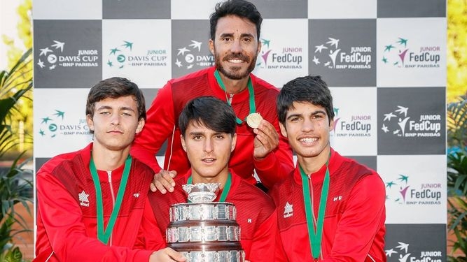 Un joven Alcaraz, a la derecha, tras ser campeón de la Copa Davis júnior con España.