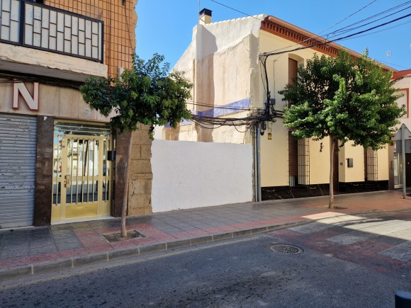 Rafal compra un solar para conectar a pie las calles Mayor y Miguel de Cervantes