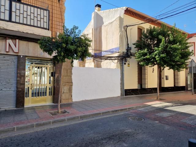 Rafal compra un solar para conectar a pie las calles Mayor y Miguel de Cervantes