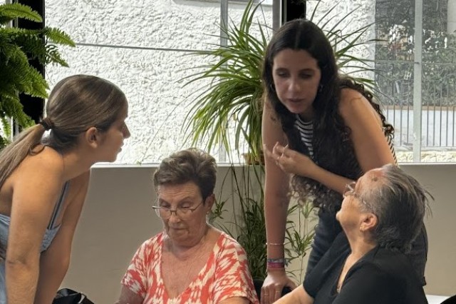 El colegio La Consolación lanza un proyecto para ayudar a las personas mayores en el uso de móviles