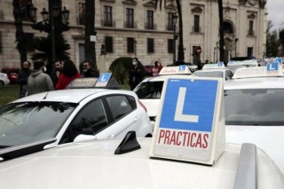 El Consell anuncia una ayuda de 300 euros para la obtención del carnet de conducir en jóvenes de hasta 24 años