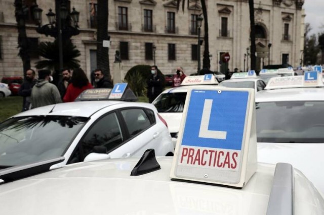 El Consell anuncia una ayuda de 300 euros para la obtención del carnet de conducir en jóvenes de hasta 24 años