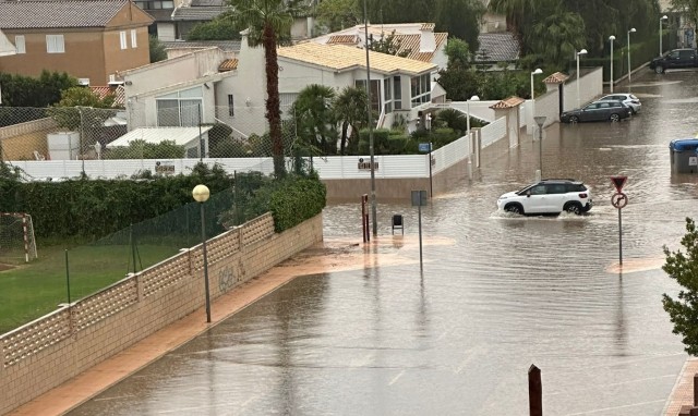 Las lluvias dejan en algunos barrios de València más de 70 l/m2