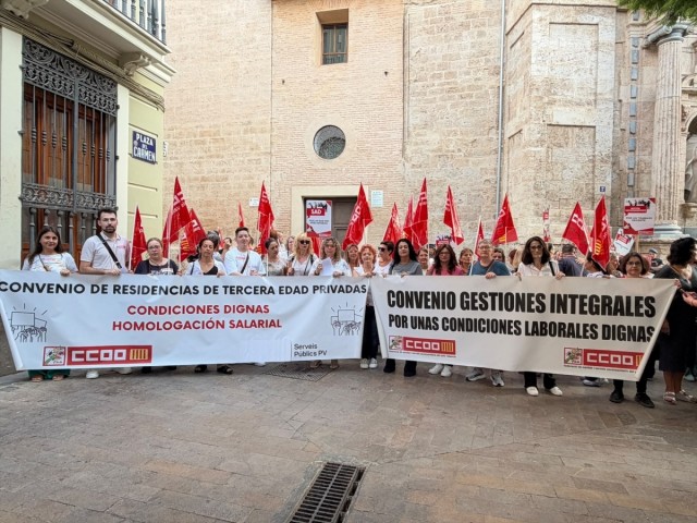 Trabajadoras de la dependencia se concentran para exigir salarios dignos y trabajo estable