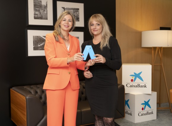 CaixaBank reconoce a Julia Pla Losada, fundadora de  Cocosint, con el ‘Premio A Profesional Autónoma’ en la  Comunidad Valenciana y Región de Murcia