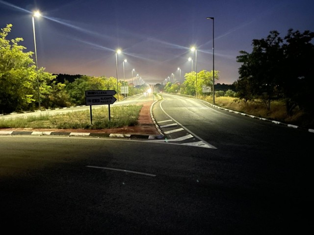 Villena ilumina con 69 farolas solares uno de los accesos de la CV-81 tras años de reclamaciones