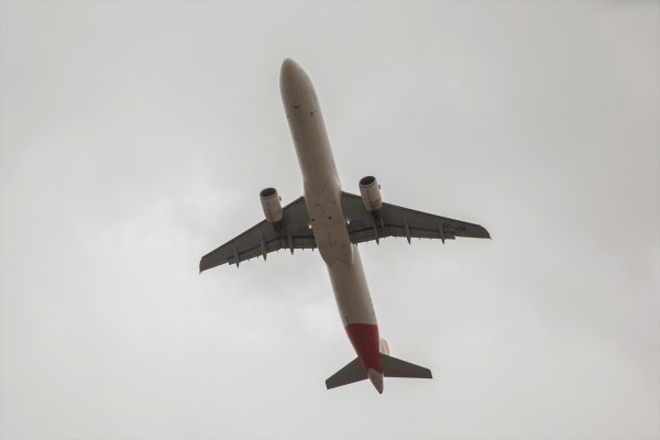 Desvían al Aeropuerto de Elche tres vuelos que llegaban al de Valencia por meteorología adversa
