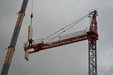 Adiós a las grúas del Castillo de Alhama: comienzan a desmontarlas tras 16 años formando parte de su imagen