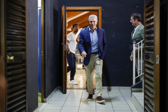 Aguirre vuelve a España como se fue: cercano, directo y bromista