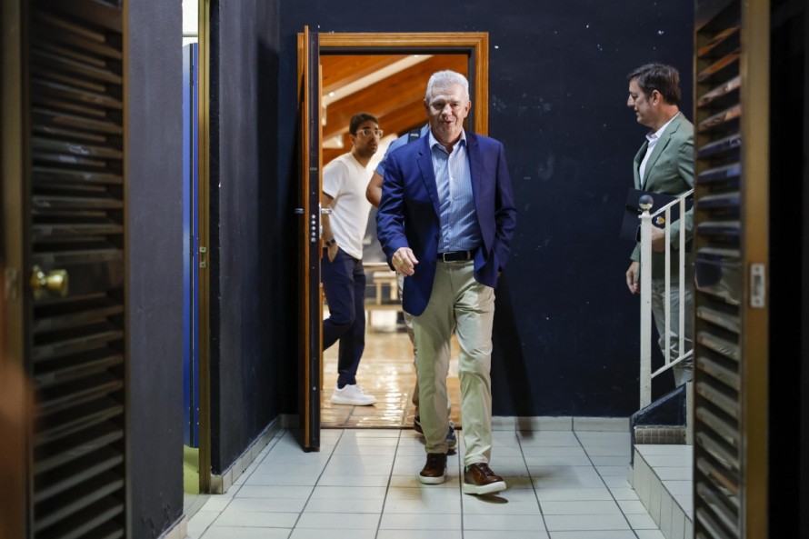 Aguirre vuelve a España como se fue: cercano, directo y bromista