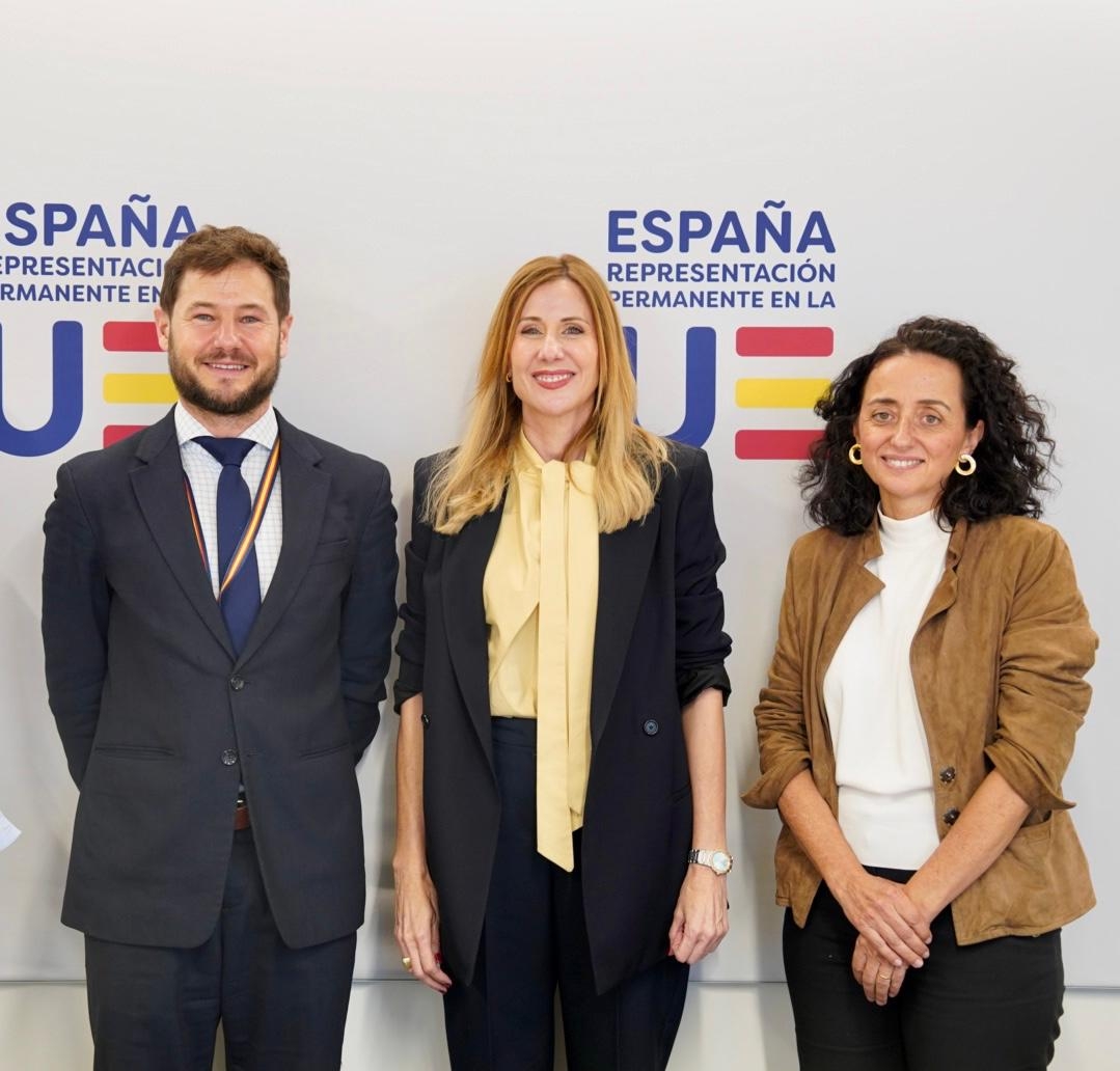 La consejera Marisa López Aragón, la directora Ana Losantos y Miguel Valle.